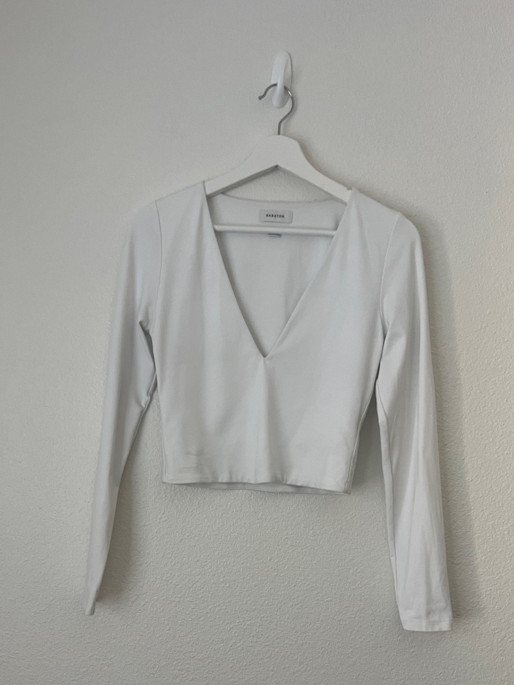 Aritzia Babaton Contour V-Neck Long Sleeve Crop Top White Size M 92130